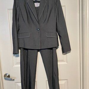 Suit Studio Women Grey & White trim 2 piece suit w/linen